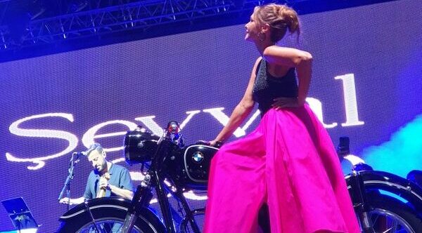 ŞEVVAL SAM’DAN SAHNEDE MOTOSİKLET SÜRPRİZİ