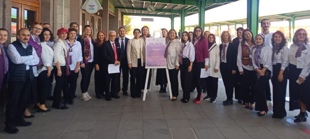 Mor-Beyaz Sanat Sergisi  Afyon Tren Garı’nda Açıldı