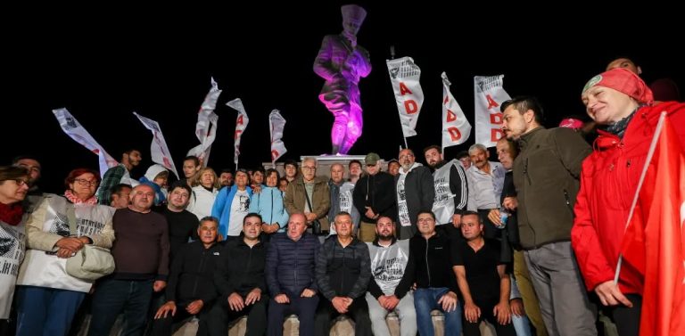 Özgür Özel ve Partililerden Zafer Yürüyüşü