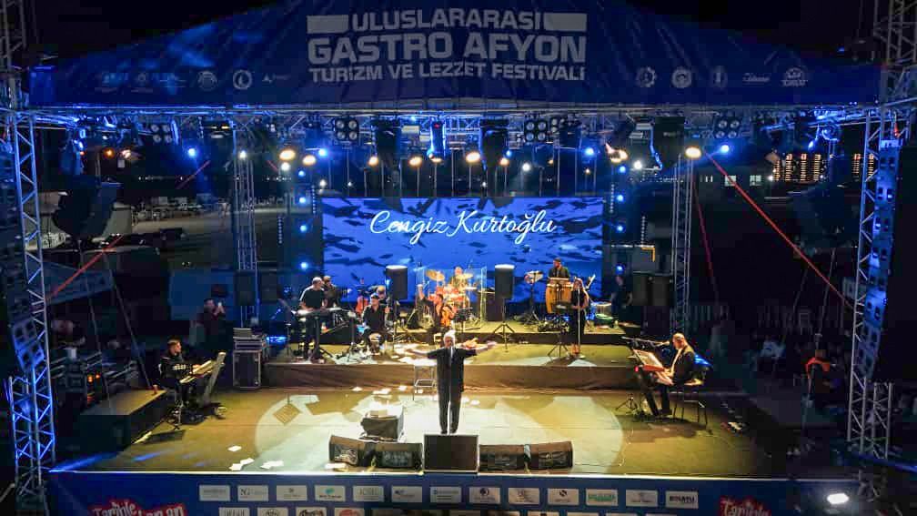 CENGİZ KURTOĞLU GECEYE DAMGASINI VURDU