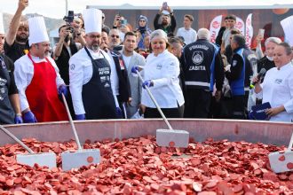 “Dünyanın En Büyük Sucuklu Yumurtası” rekoru kırıldı