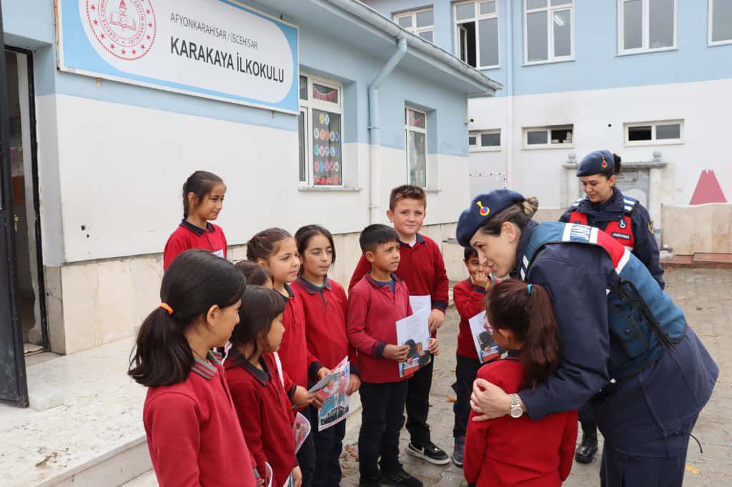  Jandarmadan Kadına Şiddet ve KADES Uygulaması Hakkında Bilgilendirme yapıldı
