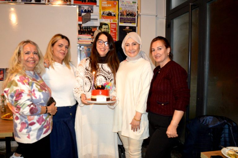 Türküler Arasında Sürpriz Kutlama